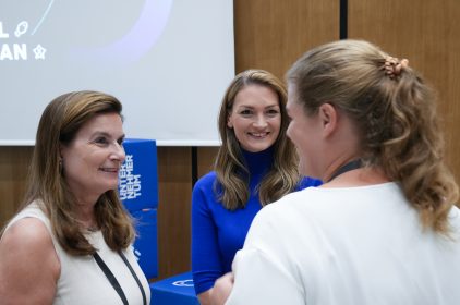 Judith Gerlach im Gespräch mit Catharina van Delden (r.), Mitbegründerin der "innosabi GmbH", und Prof. Dr. Ann-Kirstin Achleitner, Aufsichtsrätin der UnternehmerTUM (l.).