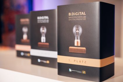 Die "schwebende Glühbirne" als Preissymbol für den Bayerischen Digitalpreis B.DiGiTAL
