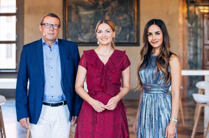 Die Mitglieder der Jury: der Vorsitzende der Geschäftsführung der Regionaldirektion Bayern der Bundesagentur für Arbeit, Ralf Holtzwart, Staatsministerin Judith Gerlach und Annahita Esmailzadeh, Head of Customer Success - Travel, Transport, Utilities & Energy bei Microsoft Deutschland