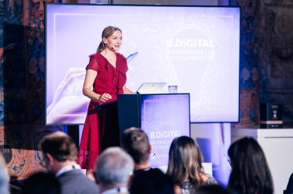 Im Kaisersaal der Münchener Residenz verleiht Digitalministerin Judith Gerlach den Bayerischen Digitalpreis B.DiGiTAL 2022