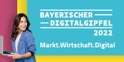 Frau mit Laptop und Schriftzug: Bayerischer Digitalgipfel 2022