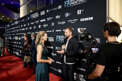 Moderator Steven Gätjen interviewt Film- und Digitalministerin Judith Gerlach auf dem roten Teppich