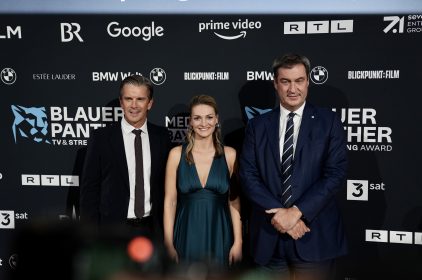 Ehrenpreisträger Markus Lanz mit Digitalministerin Judith Gerlach und Ministerpräsident Dr. Markus Söder auf dem roten Teppich beim Blauen Panther 2022