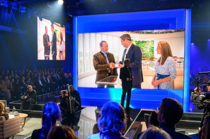 Digitalministerin Judith Gerlach und Ministerpräsident Dr. Markus Söder überreichen den Sondernpreis an Arnold Schwarzenegger © Medien.Bayern