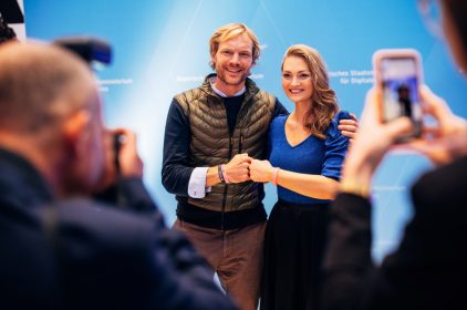 Keynotespeaker Benedikt Böhm und Digitalministerin Judith Gerlach, MdL, auf dem Bayerischen Digitalgipfel 2022