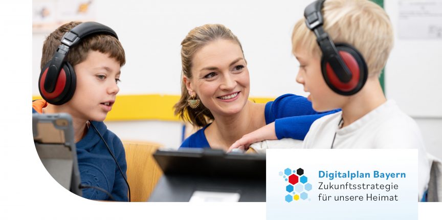 Digitalministerin Gerlach mit 2 Kindern vor einem Laptop