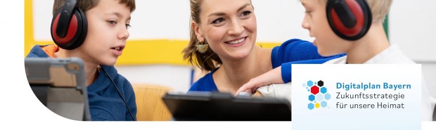 Keyvisual des Digitalplan Bayern: Zukunftsstrategie für unsere Heimat Digitalministerin Gerlach mit 2 Kindern vor einem Laptop