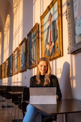 Digitalministerin Judith Gerlach bei der Bearbeitung ihrer Regierungserklärung im Bayerischen Landtag.