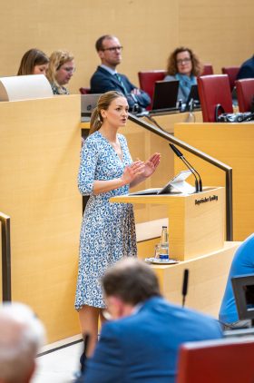 Digitalministerin Judith Gerlach am Rednerpult im Bayerischen Landtag