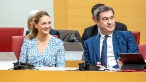 Digitalministerin Judith Gerlach mit Ministerpräsident Dr. Markus Söder im Bayerischen Landtag