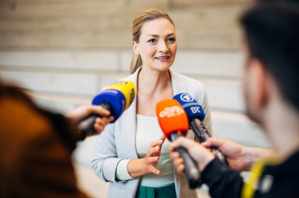 Staatsministerin Judith Gerlach bei einem Interview