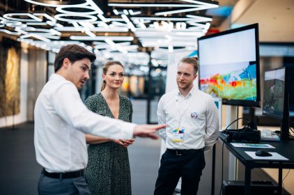 Staatsministerin Judith Gerlach im Gespräch an einem Informationsstand