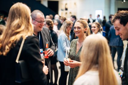 Staatsministerin Judith Gerlach im Gespräch mit Veranstaltungsteilnehmern