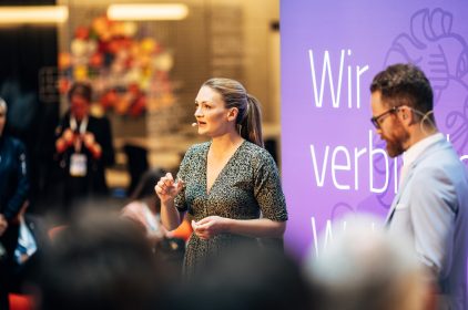 Staatsministerin Judith Gerlach betont in ihrer Rede: „Wir wollen in den direkten Austausch mit den Menschen treten und mit ihnen gemeinsam Digitalisierung weiterentwickeln. Also kein von oben nach unten, sondern miteinander reden, weiterdenken, machen. Genau dieser Idee entspricht unser neues Format, jeder ist Teil des Events, es gibt keine Zuschauer, sondern hoffentlich viele Mitmacher."