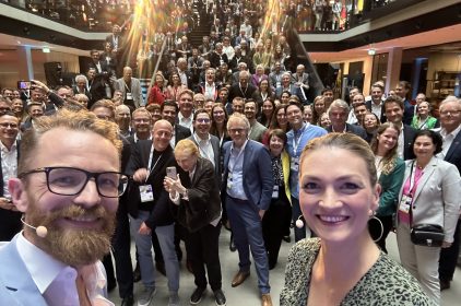 Selfie von Frau Staatsministerin Judith Gerlach mit Moderator Daniel Cronin. 