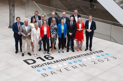 Gruppenbild der Digitalministerinnen und -minister beim D16-Treffen in München.