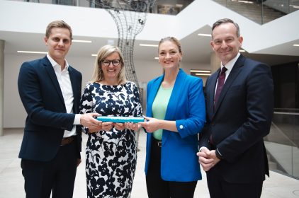 Gruppenbild der Staffelstabübergabe. Staatssekretär von Brandenburg, Dr. Benjamin Grimm, Staatssekretärin von Berlin, Martina Klement, Bayerische Digitalministerin Judith Gerlach und Bundesminister für Digitales und Verkehr, Dr. Volker Wissing.