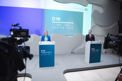 Die Bayerische Digitalministerin Judith Gerlach und der Bundesminister für Digitales und Verkehr, Dr. Volker Wissing, verkünden die Beschlüsse des D16-Treffens bei der Pressekonferenz.