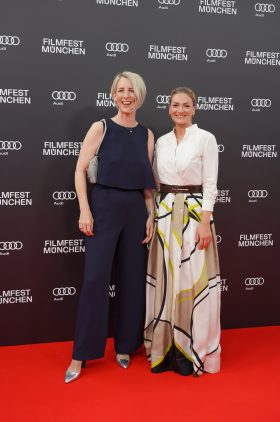 Digitalministerin Judith Gerlach und Katrin Habenschaden, 2. Bürgermeisterin Münchens, auf dem roten Teppich beim Filmfest München.