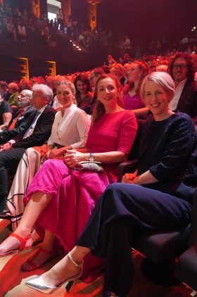 Digitalministerin Judith Gerlach, Katrin Habenschaden und Diana Iljine im Publikum beim Filmfest München