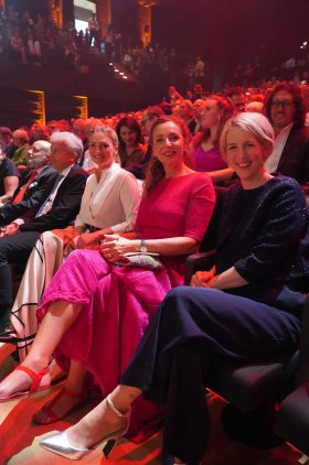 Digitalministerin Judith Gerlach, Katrin Habenschaden, 2. Bürgermeisterin Münchens, und Diana Iljine, Festivaldirektorin des Filmfests während der Veranstaltung.