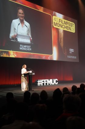 Digitalministerin Judith Gerlach bei der Eröffnung des 40. Filmfest München: „Das Filmfest München hat sich zu Deutschlands größtem Kinofestival im Sommer entwickelt. Das ist kein Zufall, denn in München sitzen hervorragende Produktionsfirmen und Studios. Digitale Filmspezialisten arbeiten hier mit an Hollywood-Blockbustern. München ist eine Filmhauptstadt und darauf können wir sehr stolz sein!“