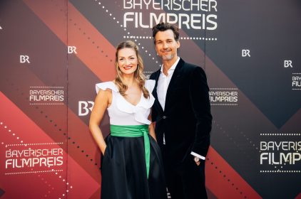 Staatsministerin Judith Gerlach mit Schauspieler Florian David Fitz auf dem Roten Teppich