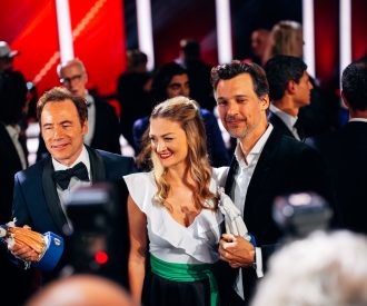 Staatsministerin Judith Gerlach mit Preisträgern des Bayerischen Filmpreises 2022 auf der Bühne