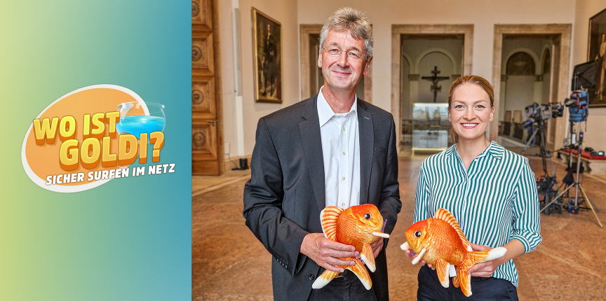 Kultusminister Piazolo und Digitalministerin Gerlach halten Stofftiergoldfische