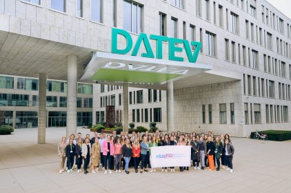 Gruppenbild bei einer Veranstaltung vor DATEV-Gebäude