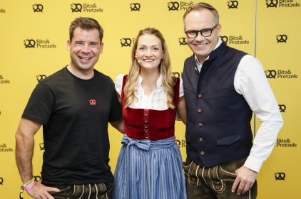 Digitalministerin Judith Gerlach trifft bei der Bits & Pretzels 2023 auf Bernd Storm (links), einen der Gründer des Startup-Festivals. Hier im Bild zusammen mit Felix Haas, ebenfalls Geschäftsführer. 