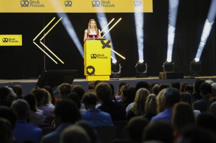 Digitalministerin Judith Gerlach spricht auf der Bits & Pretzels 2023 über den Innovationsstandort Bayern: "Wir wollen das beste Ökosystem für KI in Bayern aufbauen - eine KI, die fair und sicher ist und nicht diskriminiert. KI soll uns allen das Leben erleichtern!"