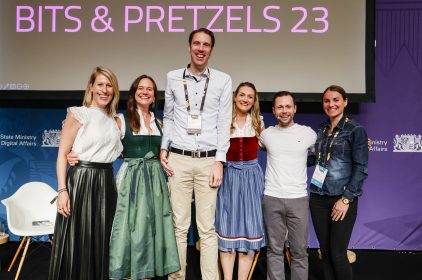 Gruppenfoto der Panelisten auf der Bits & Pretzels mit Digitalministerin Gerlach.