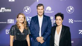 Filmministerin Judith Gerlach mit Ministerpräsident Dr. Markus Söder und Preisträgerin Dunja Hayali