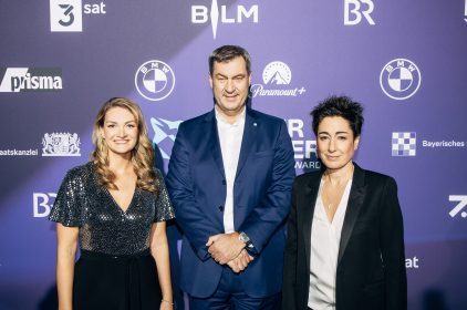 Filmministerin Judith Gerlach mit Ministerpräsident Dr. Markus Söder und Preisträgerin Dunja Hayali