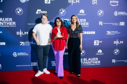 Filmministerin Judith Gerlach mit Preisträgerin Caroline Link und Schauspieler Julius Weckauf auf dem roten Teppich