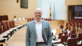 Portrait von Staatsminister Dr. Fabian Mehring im Bayerischen Landtag.
