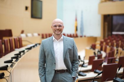 Portrait von Staatsminister Dr. Fabian Mehring im Bayerischen Landtag.