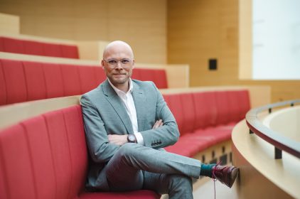 Staatsminister Dr. Fabian Mehring sitzend im Plenum des Bayerischen Landtags.