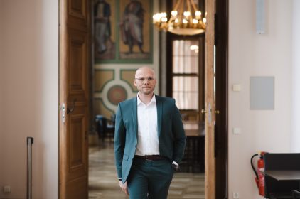 Staatsminister Dr. Fabian Mehring laufend im Bayerischen Landtag.