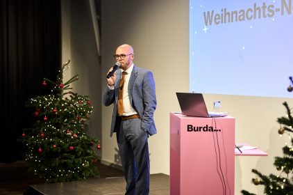 Staatsminister Dr. Mehring mit einem Mikrophon in der Hand.