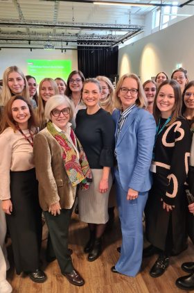 Gruppenbild mit Staatsministerin Judith Gerlach, Patin Steffi Czerny und Teilnehmerinnen von BayFiD.