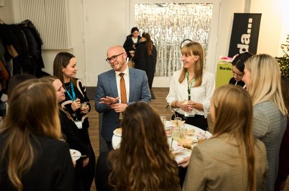 Digitalminister Dr. Mehring im Gespräch mit Teilnehmerinnen des BayFiD-Programms beim Weihnachtsnetworking 2023