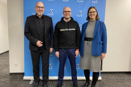 Digitalminister Dr. Fabian Mehring mit den Geschäftsführern der BYTE vor einer Pressewand.