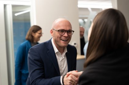 Digitalminister Dr. Fabian Mehring begrüßt freudig eine Mitarbeiterin der byte Agentur.